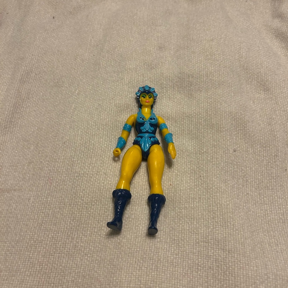 Vintage Masters of the Universe Evil Lyn action figure